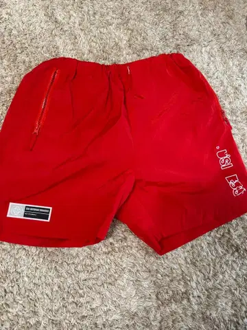 빨간색 숏팬츠 지퍼 포켓 부착