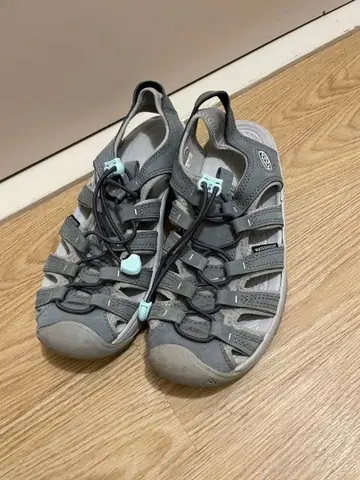 KEEN 아웃도어 샌들 그레이