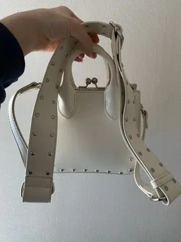 moussy 스터드 숄더백