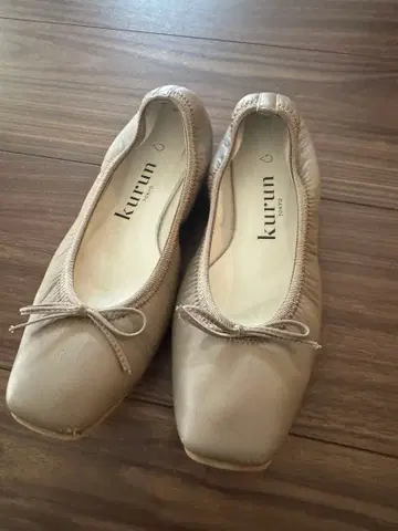 kurun 워터프루프 베이지 리본 포함 플랫슈즈