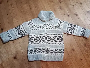 카우친 그레이와 브라운 무늬 스웨터