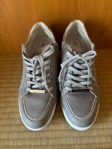 그레이 메쉬 스니커즈