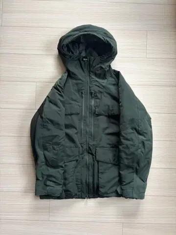 유니클로 x 화이트 마운티니어링 하이브리드 다운 파카