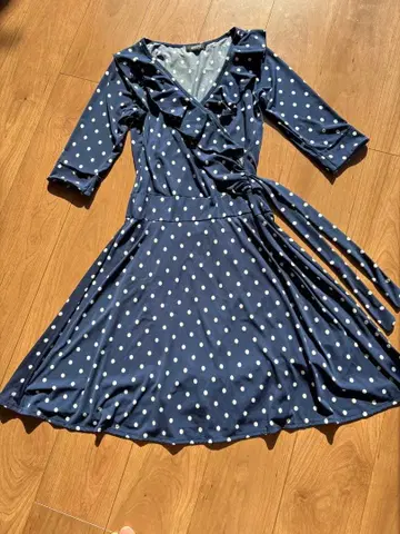 네이비와 도트의 고급 프릴 원피스