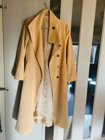 베이지 더블 브레스트 벨트 포함 롱 코트