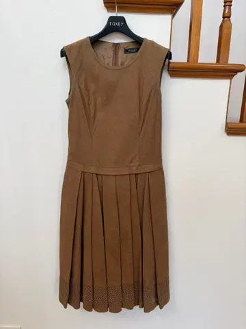 FOXY 브라운 슬리브리스 무릎 기장 원피스