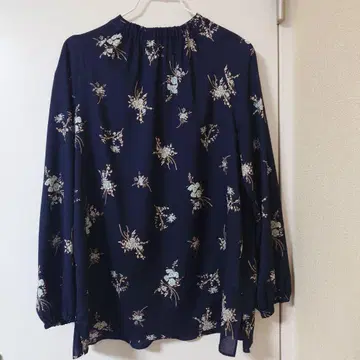 꽃무늬 네이비 긴팔 블라우스