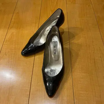 블랙 에나멜 스틸레토 펌프스