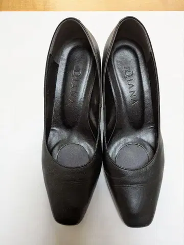 DIANA 블랙 하이힐