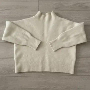 SALOON 아이보리 니트 스웨터 긴팔