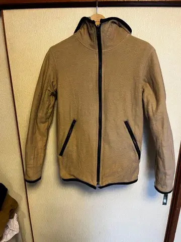 스캐티사 후드 부착 베이지 플리스 리버서블 자켓