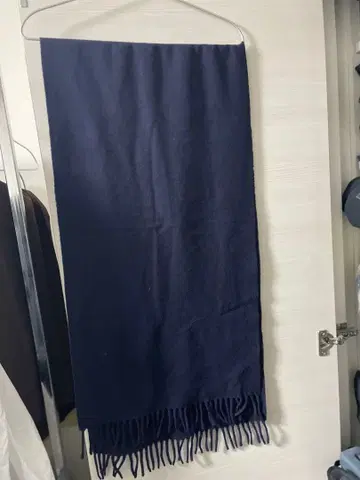 A.P.C. 네이비 프린지 머플러