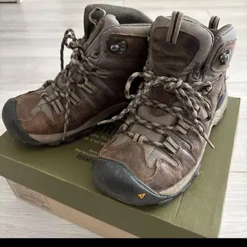 KEEN 등산화 미드컷 브라운
