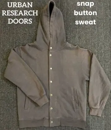 어반 리서치 도어스 스냅 버튼 후드 맨투맨 후디 짧은 기장