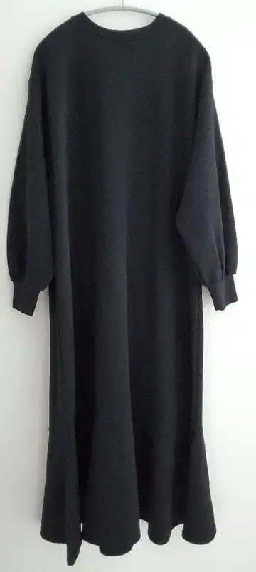 엠보싱 밑단 플레어 원피스 블랙