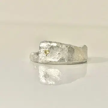 실버 텍스처 반지 작은 보석 포함