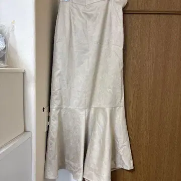 로리즈팜 스웨이드 스커트 베이지