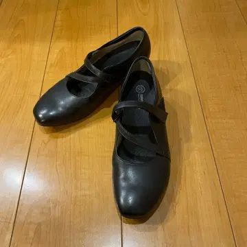 블랙 스트랩 오픈토 펌프스