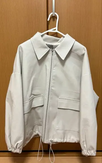 thevon 화이트 가죽풍 자켓