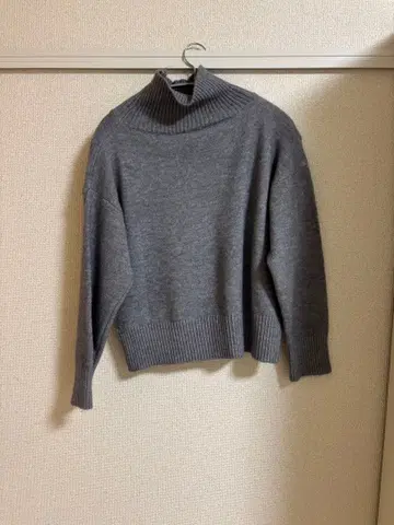 그레이 터틀넥 스웨터