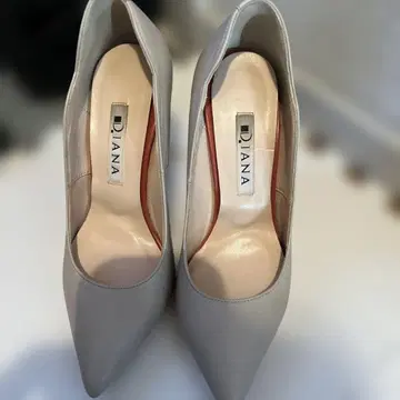 D.JANA 그레이 가죽 하이힐