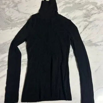 유니클로 블랙 터틀넥 스웨터