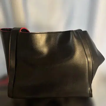 블랙과 빨간색의 숄더백