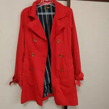 레드 더블 브레스트 트렌치코트
