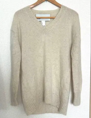 이카 TICCA 베이지 V넥 스웨터