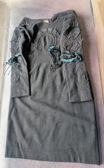 블랙 자수 긴팔 타이트 원피스