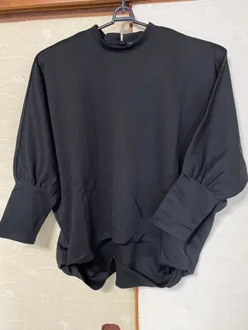 미즈이로 인드 블랙 벌룬 슬리브 상의