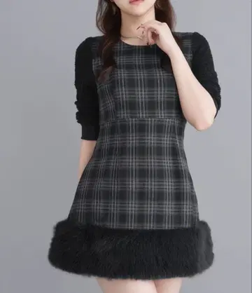 체크 무늬 포인트 퍼(fur) 포함 미니 원피스
