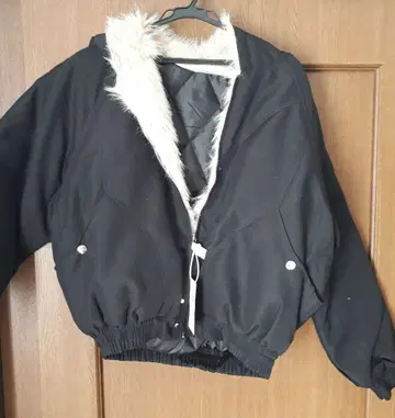 후드 부착 퍼 부착 블랙 여성용 자켓