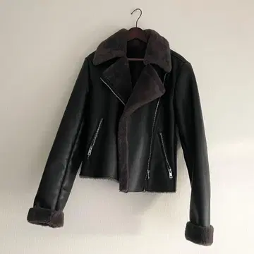 퍼 달린 블랙 라이더 자켓