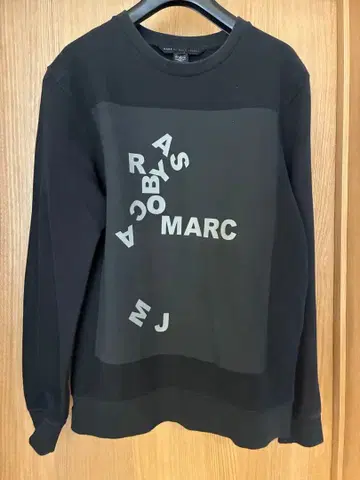 MARC BY MARC JACOBS 블랙 맨투맨 S