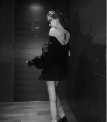 THE TOE Opern 오프숄더 맨투맨