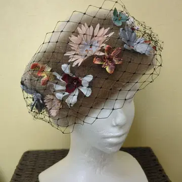 꽃 장식이 달린 베이지 베레모