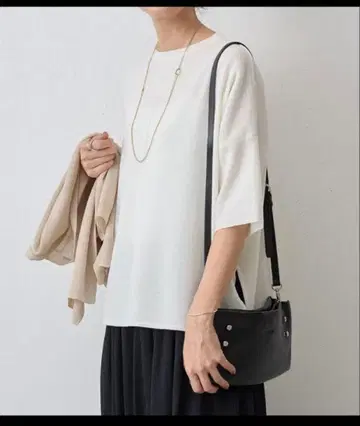 비어즐리 화이트 오부 소매 슬릿 상의