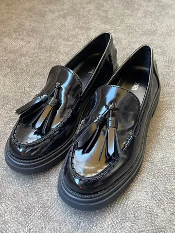 ZARA 에나멜 태슬 로퍼 블랙 24cm