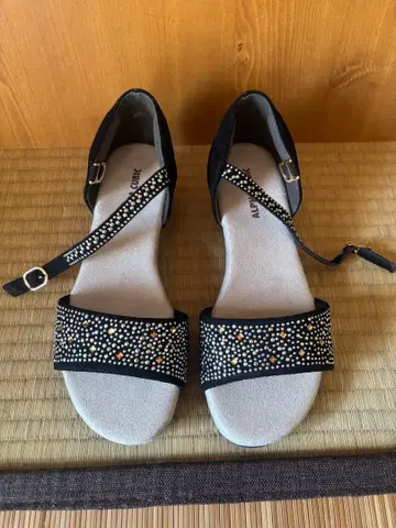 블랙 샌들 낮은 힐