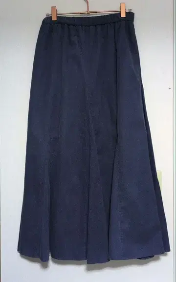 [새상품급] 에트레 리 코듀로이 플레어 스커트 해밀턴 에센스