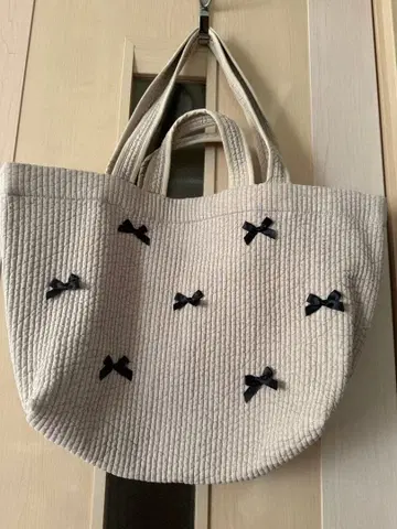미사용 새상품 베이지 바탕 누비백 검은색 리본이 귀여운 빅 사이즈 백