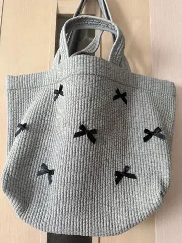 미사용 새상품 그레이 바탕 누비백 블랙 리본이 귀여운 빅 사이즈 백