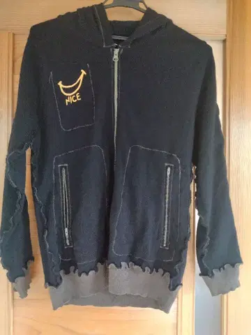 데미지 가공 후드티