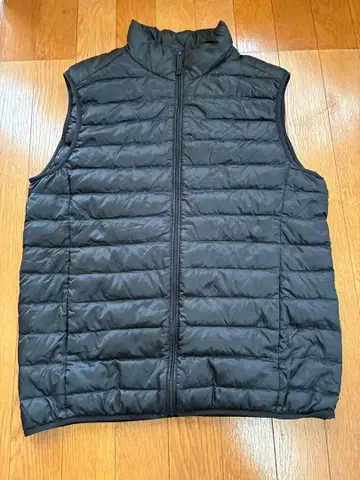 유니클로/울트라 라이트 다운 베스트/사이즈 M/약간의 흠집 및 얼룩 있음