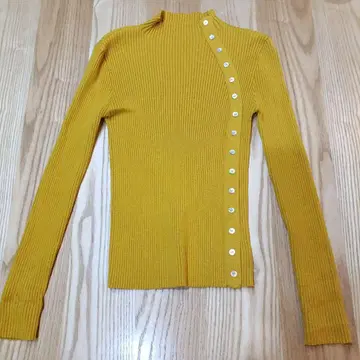 머스타드 색 버튼 달린 리브 니트 M