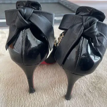 리본 포함 블랙 하이힐