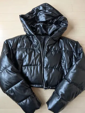 블랙 후드 부착 크롭 다운 자켓