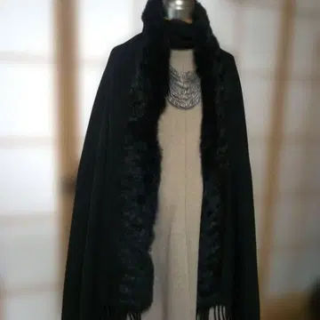 블랙 퍼 부착 울 케이프