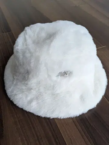 뉴발란스 화이트 플리스 웜 햇